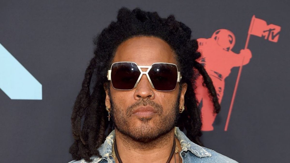 Lenny Kravitz lost his iconic sunglasses and he's asking fans for help