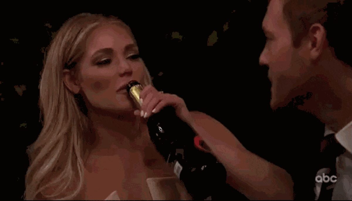 Девушка шампанское в рот