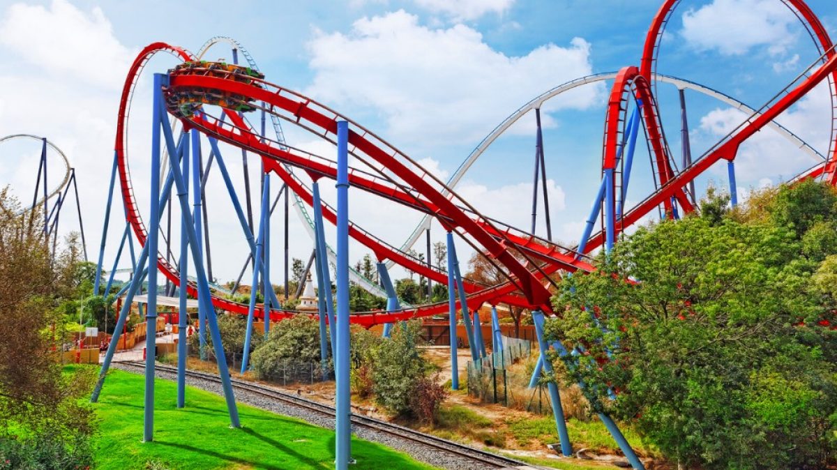 Watch this man catch a cell phone while riding a roller coaster